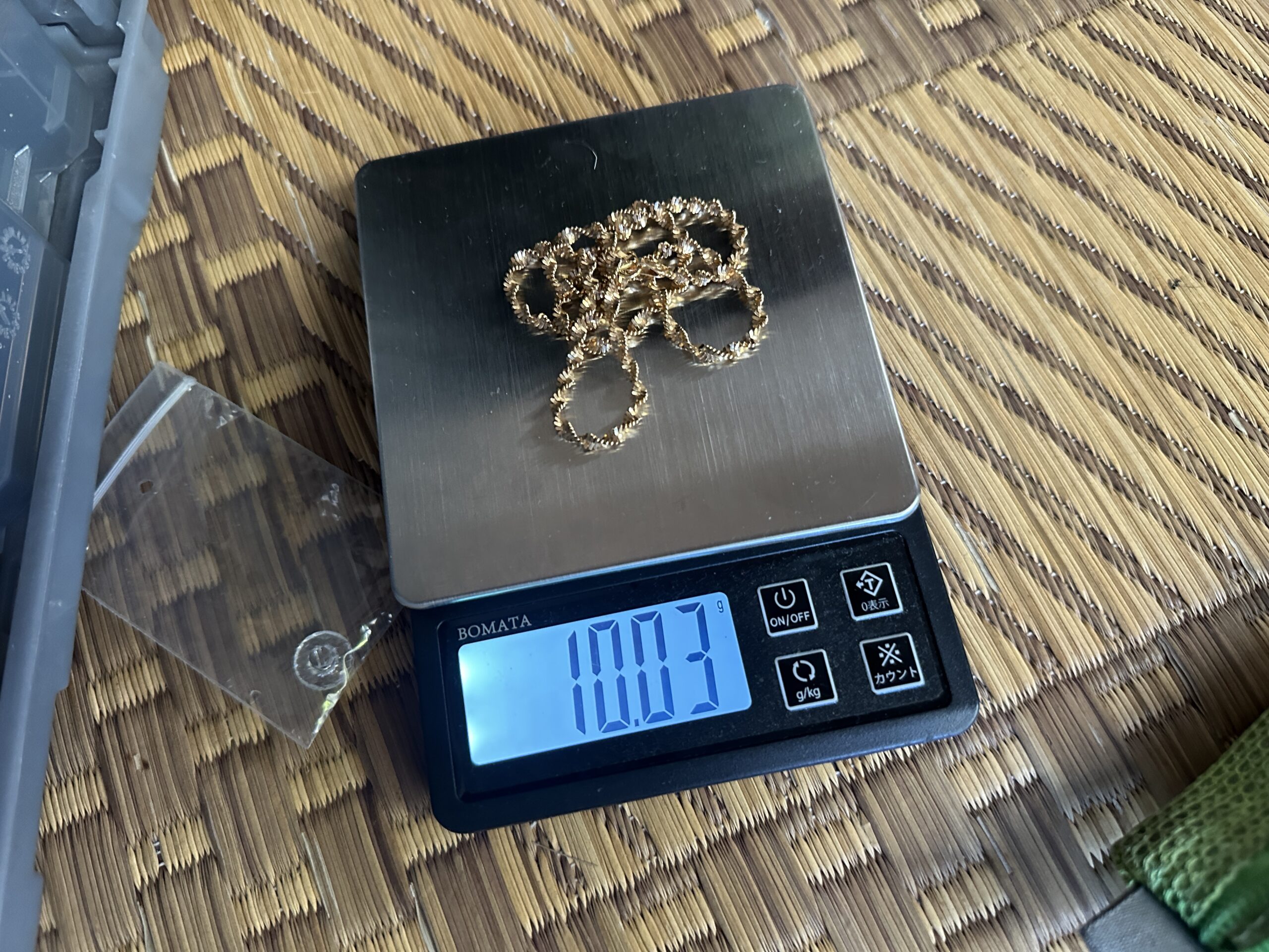海外製の金ネックレスを計量している様子