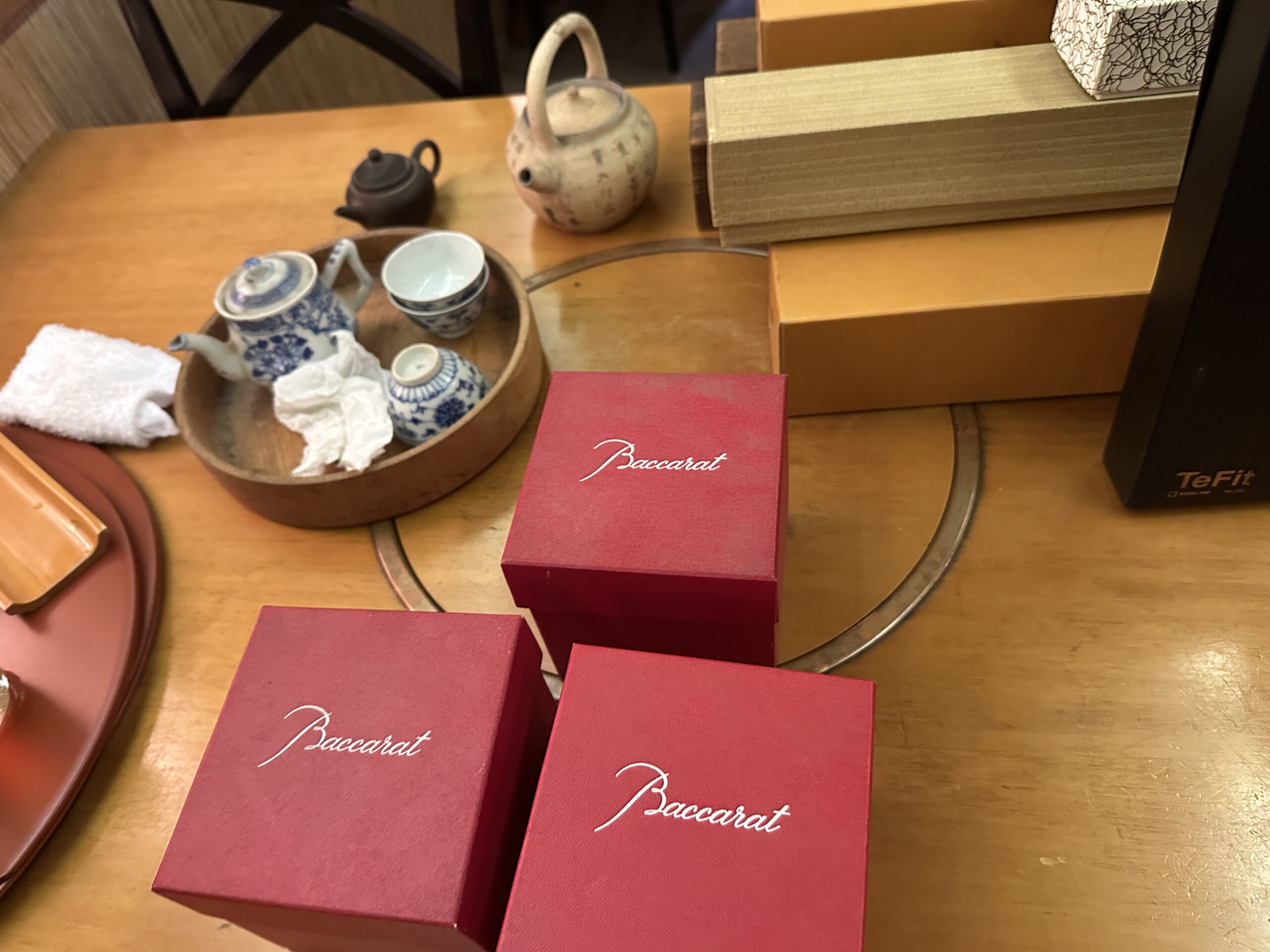 バカラのクリスタルの箱と染付の煎茶器