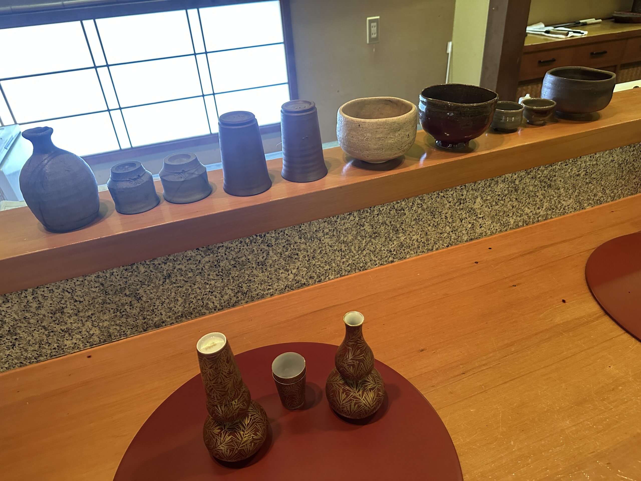 青みがかった煎茶器と金彩の徳利