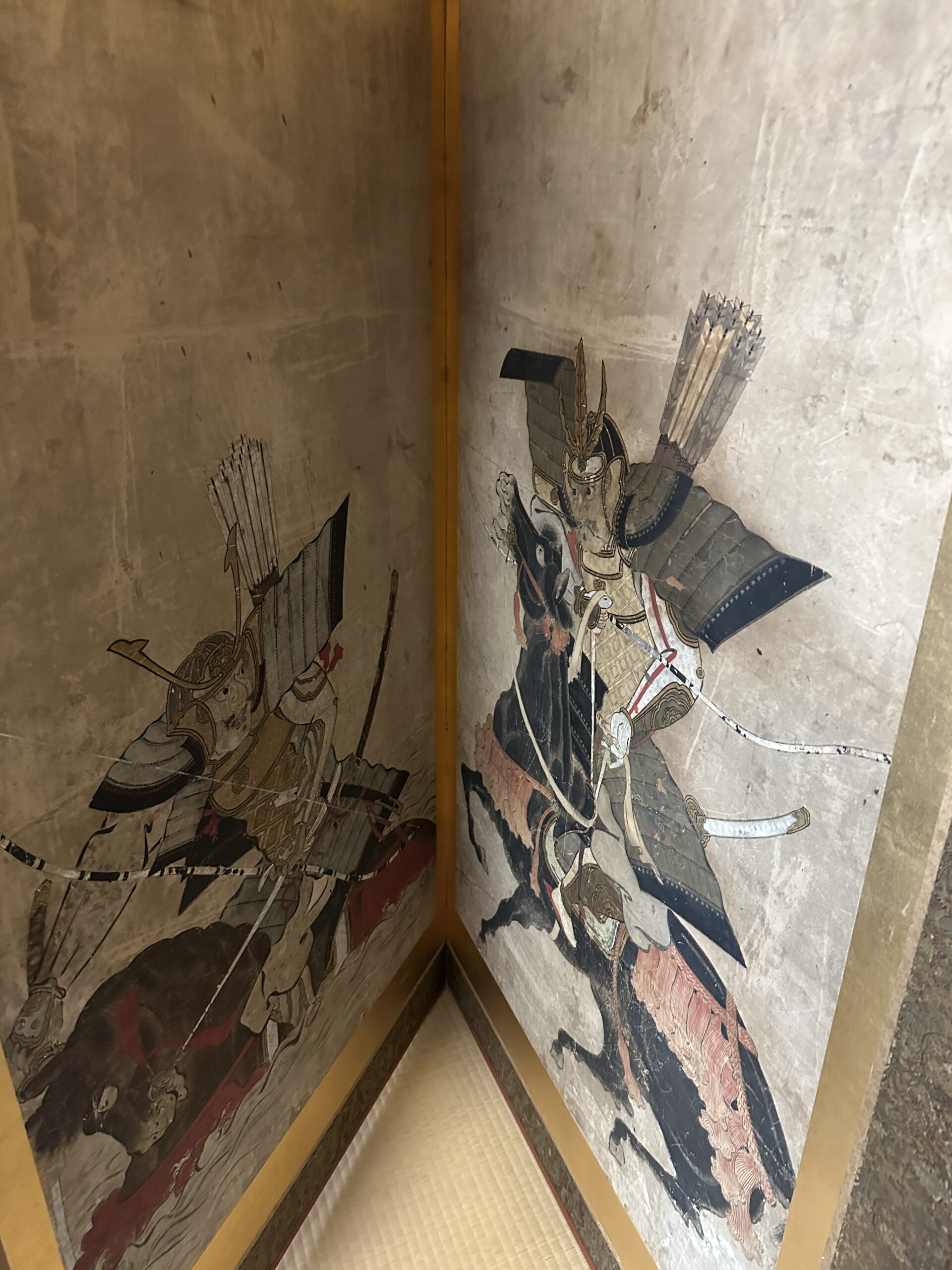 武者を描いた二曲の古い屏風