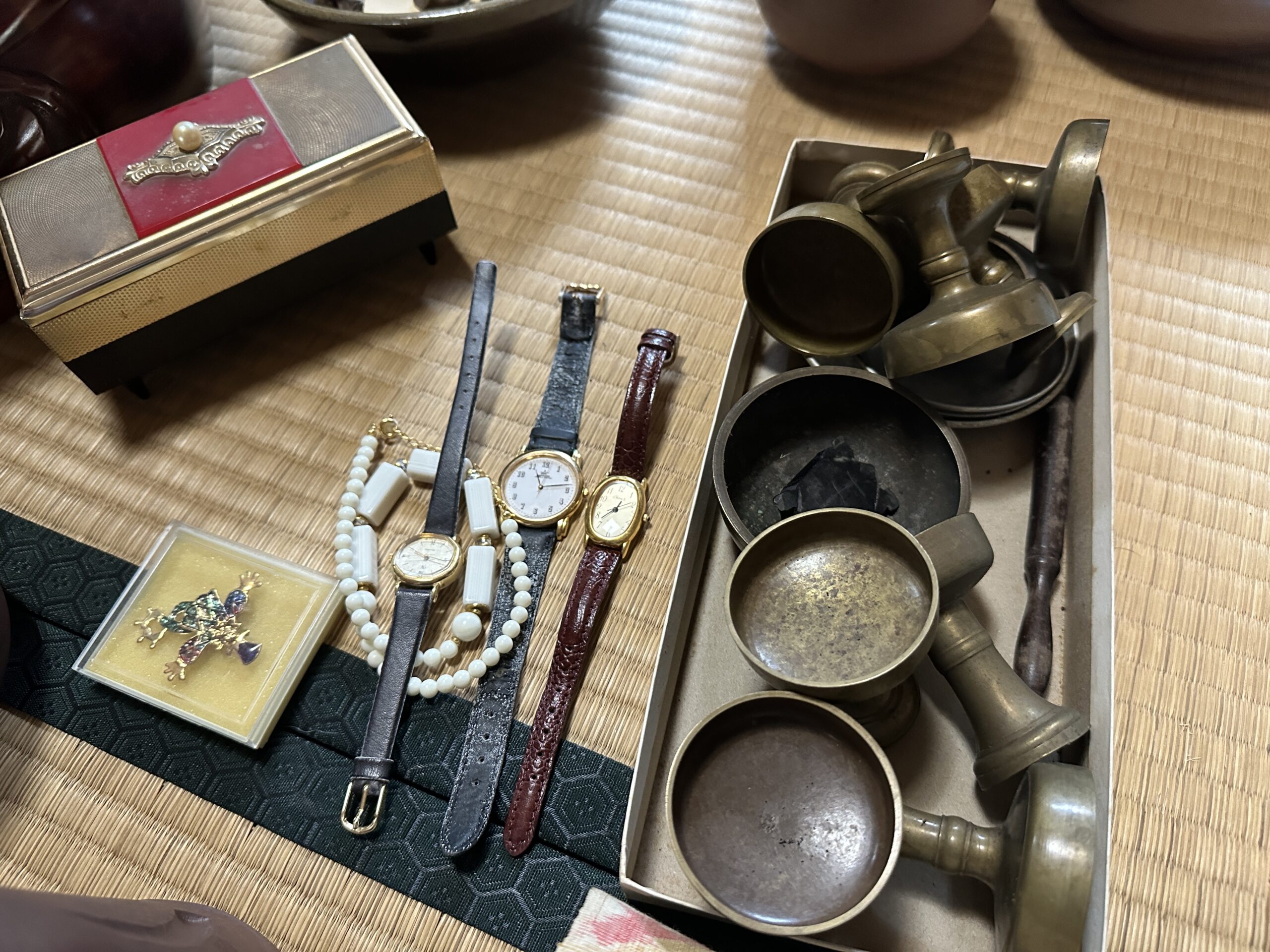 腕時計やパールなどの宝飾品