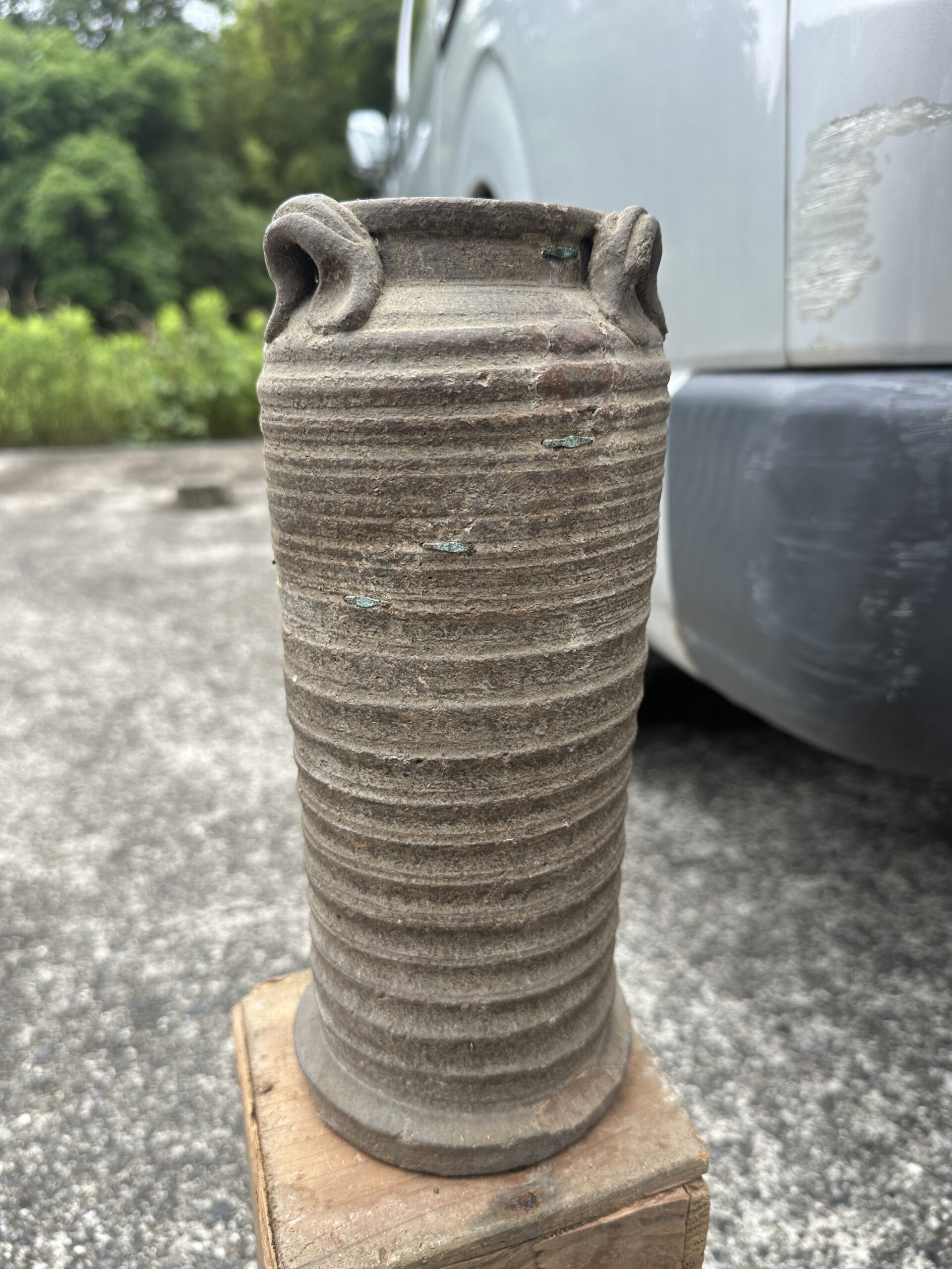 耳の付いた古い花入