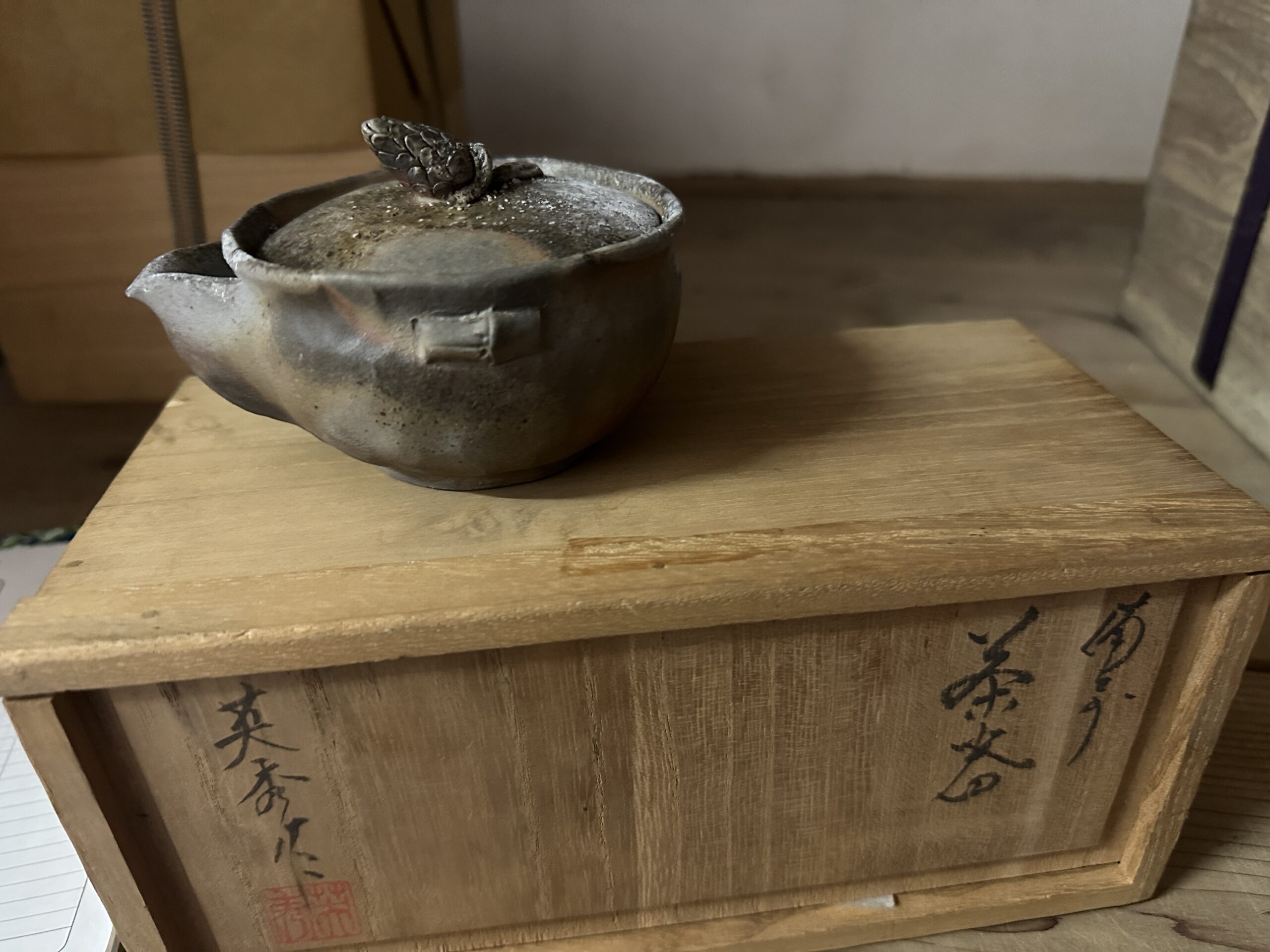 煎茶道具や茶道具の共箱が積み上がった様子