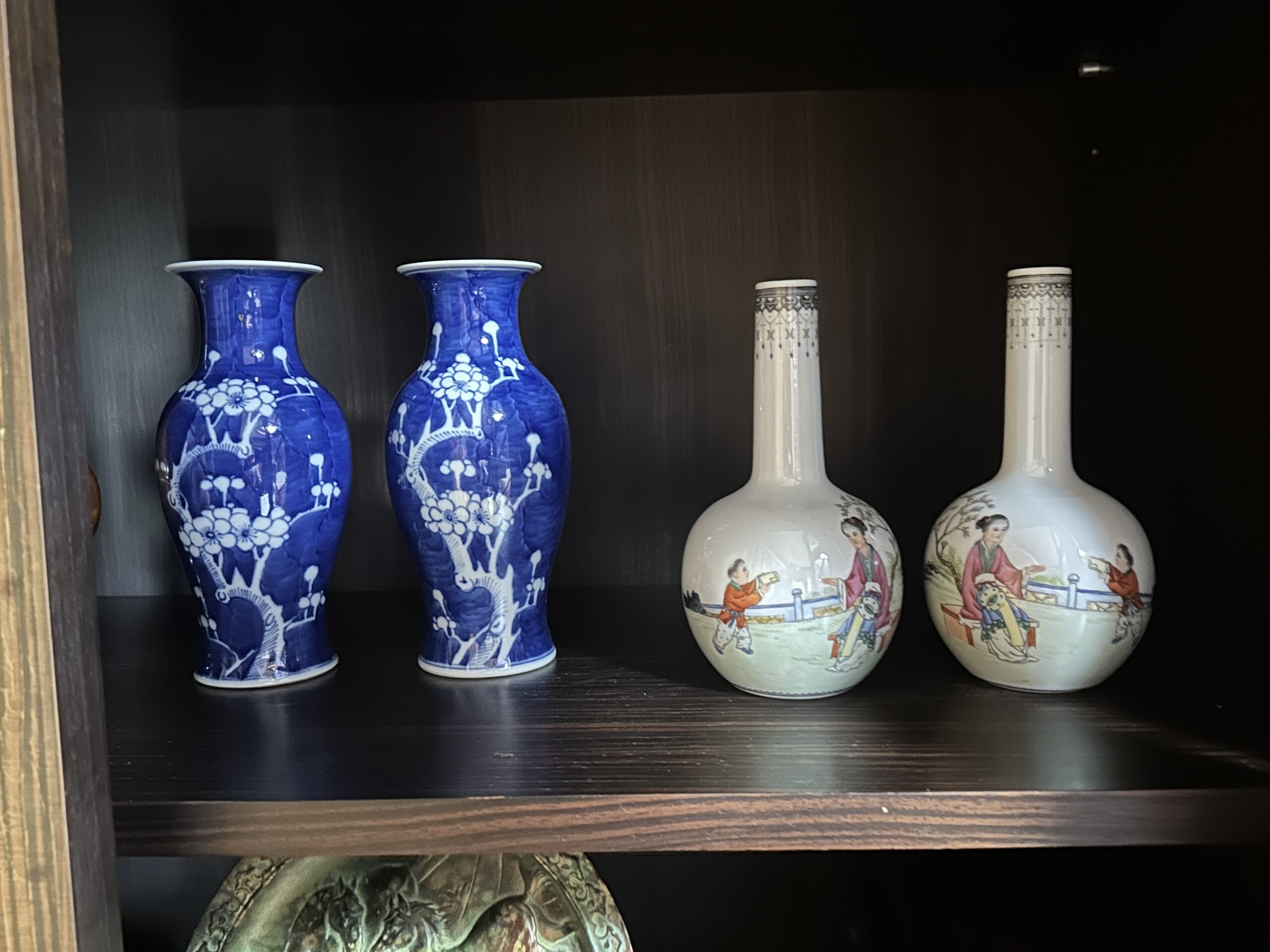 飾り棚の中国美術(花瓶・大皿・白磁像)