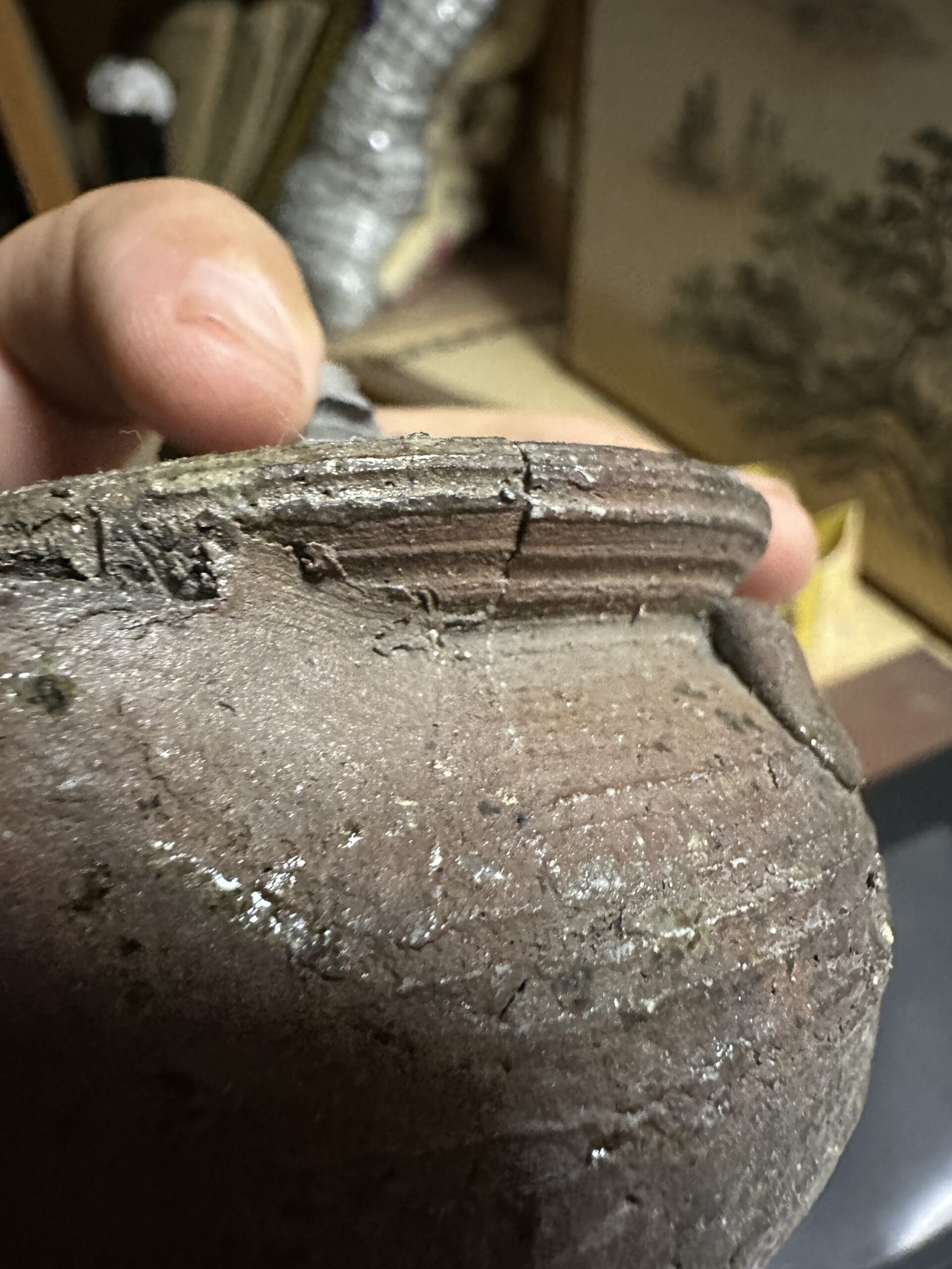備前焼宝瓶の窯キズ部分の接写