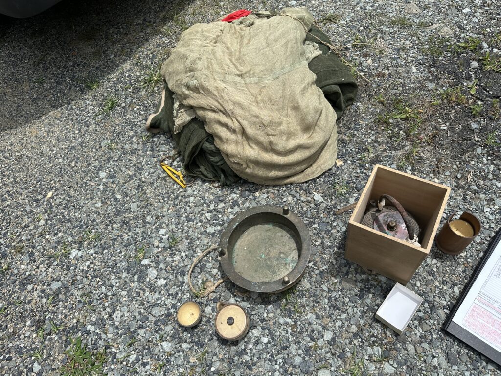 久米郡のお客様より、蔵から出た鉄瓶・煎茶器や備前焼・貴金属を一括でお譲りいただきました|出張買取事例