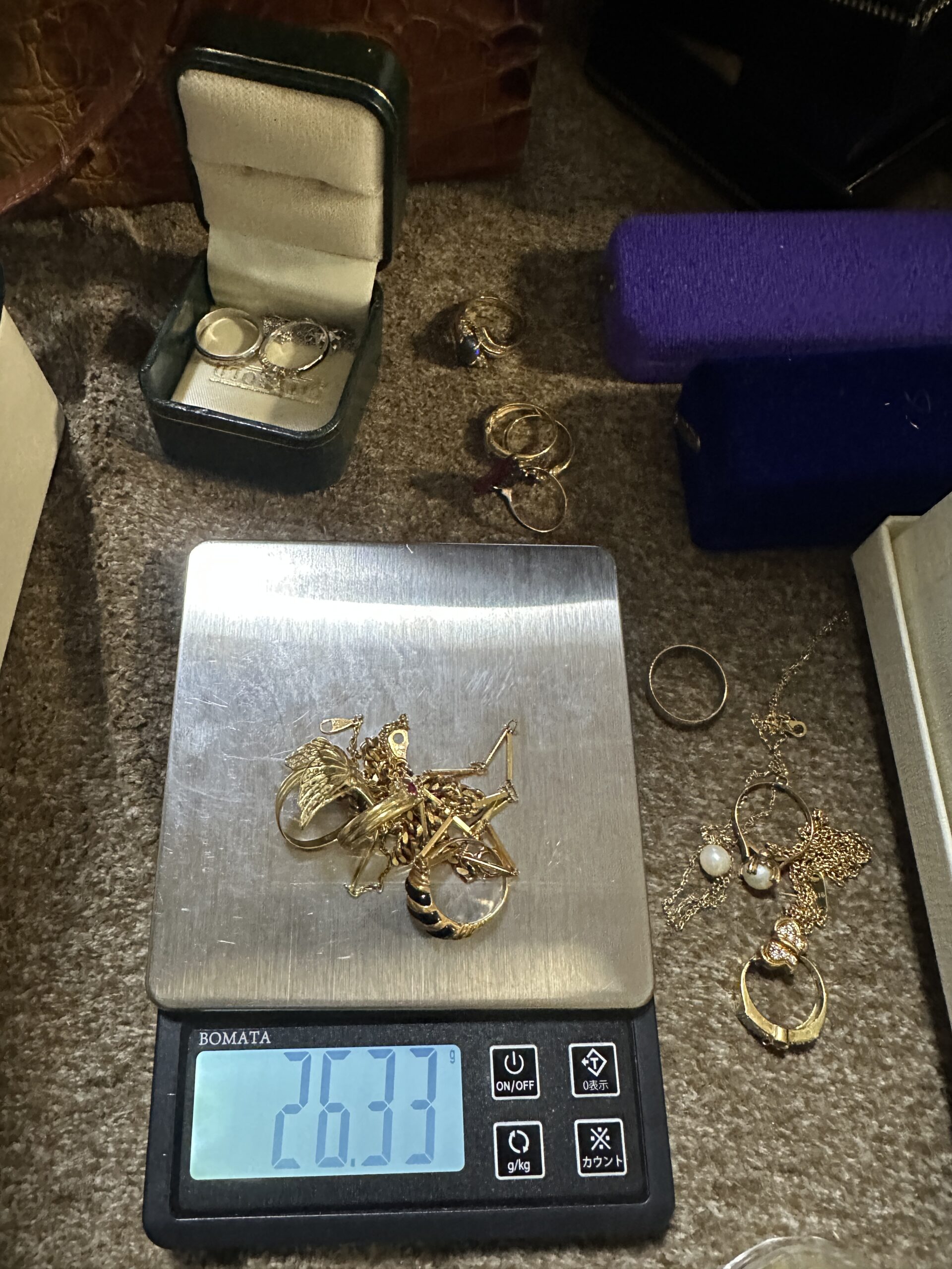 計量器で一点ずつ査定する金の指輪やネックレス