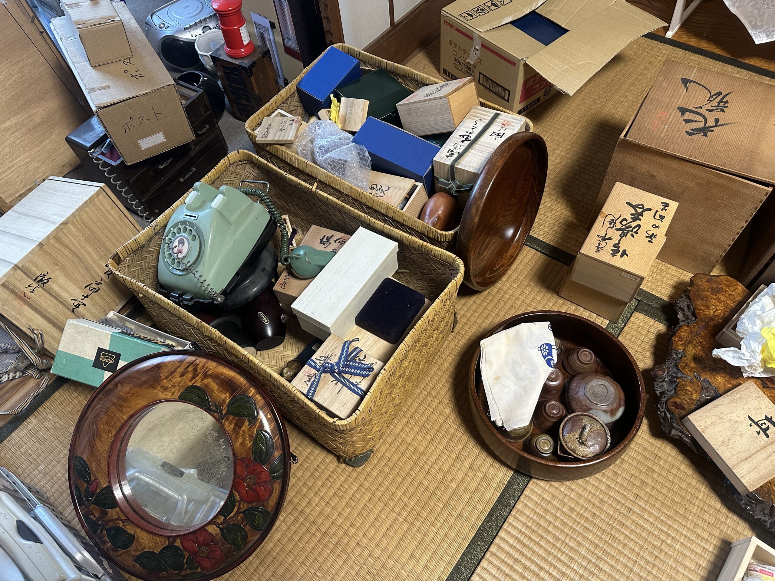 遺品整理で拝見した茶道具や漆器と昔の電話機