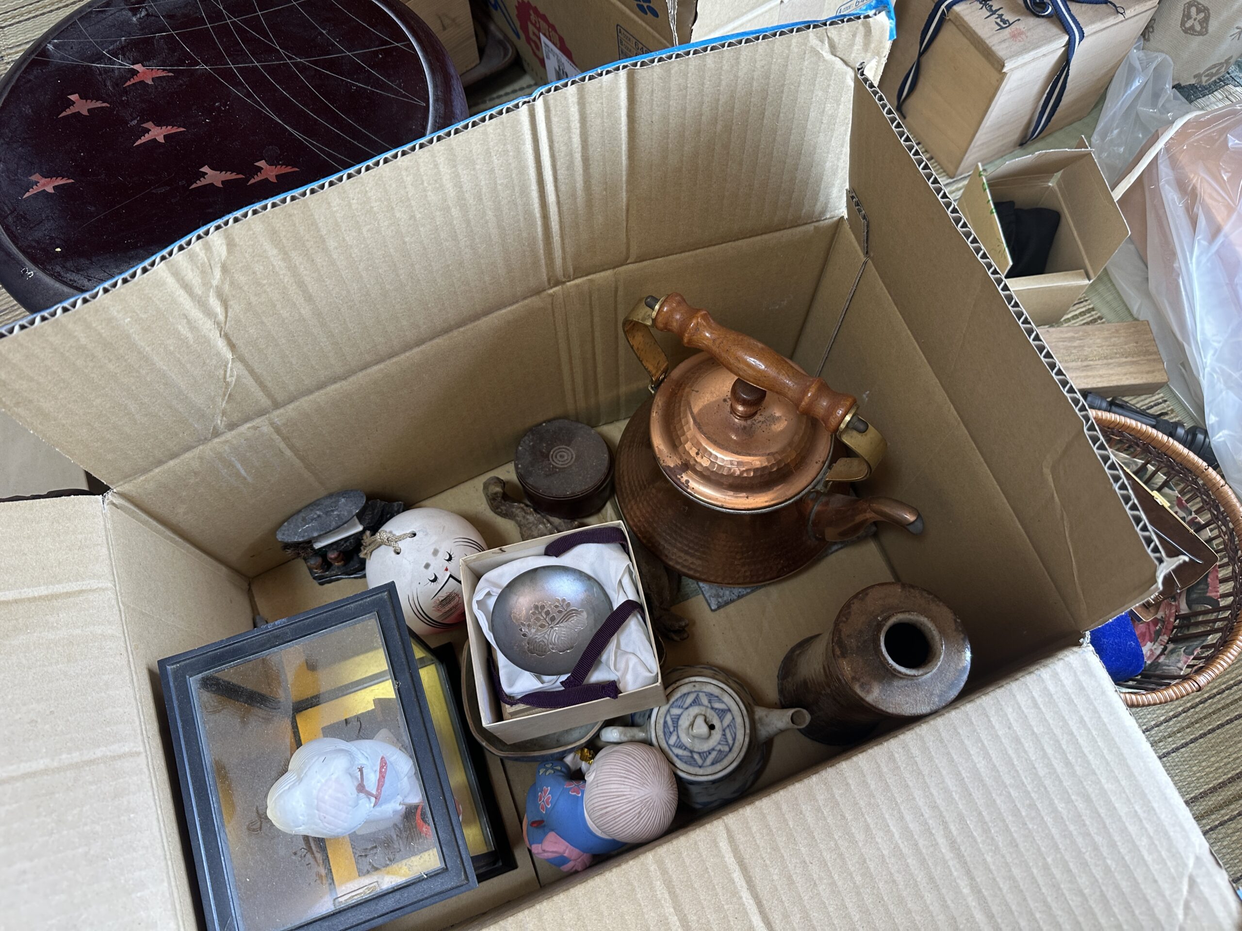 遺品整理の現場で箱いっぱいに出てきた骨董小物