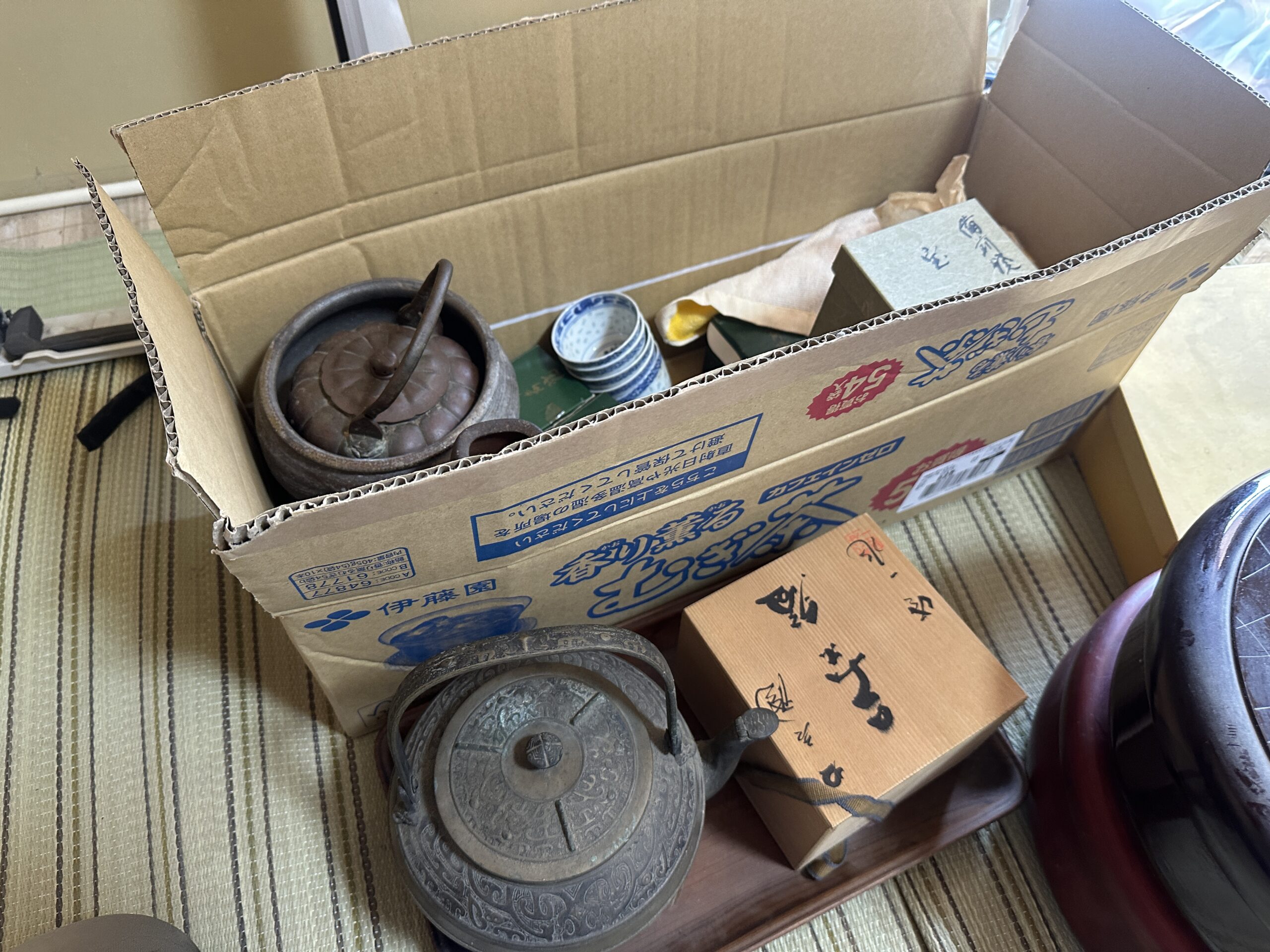 唐銅の釜や鉄瓶など茶の湯の道具
