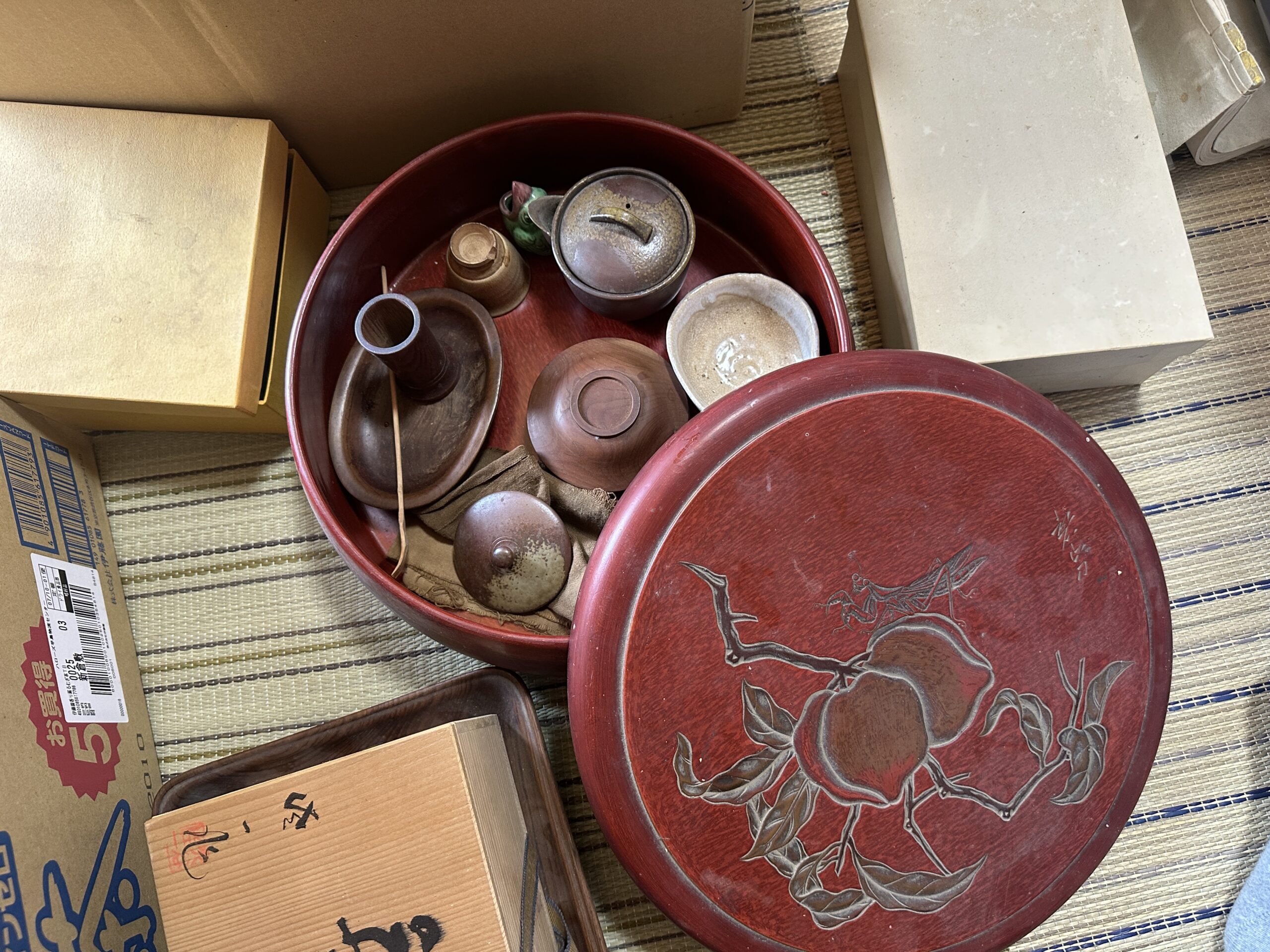 遺品整理で出てきた赤漆の茶櫃入り煎茶道具一式