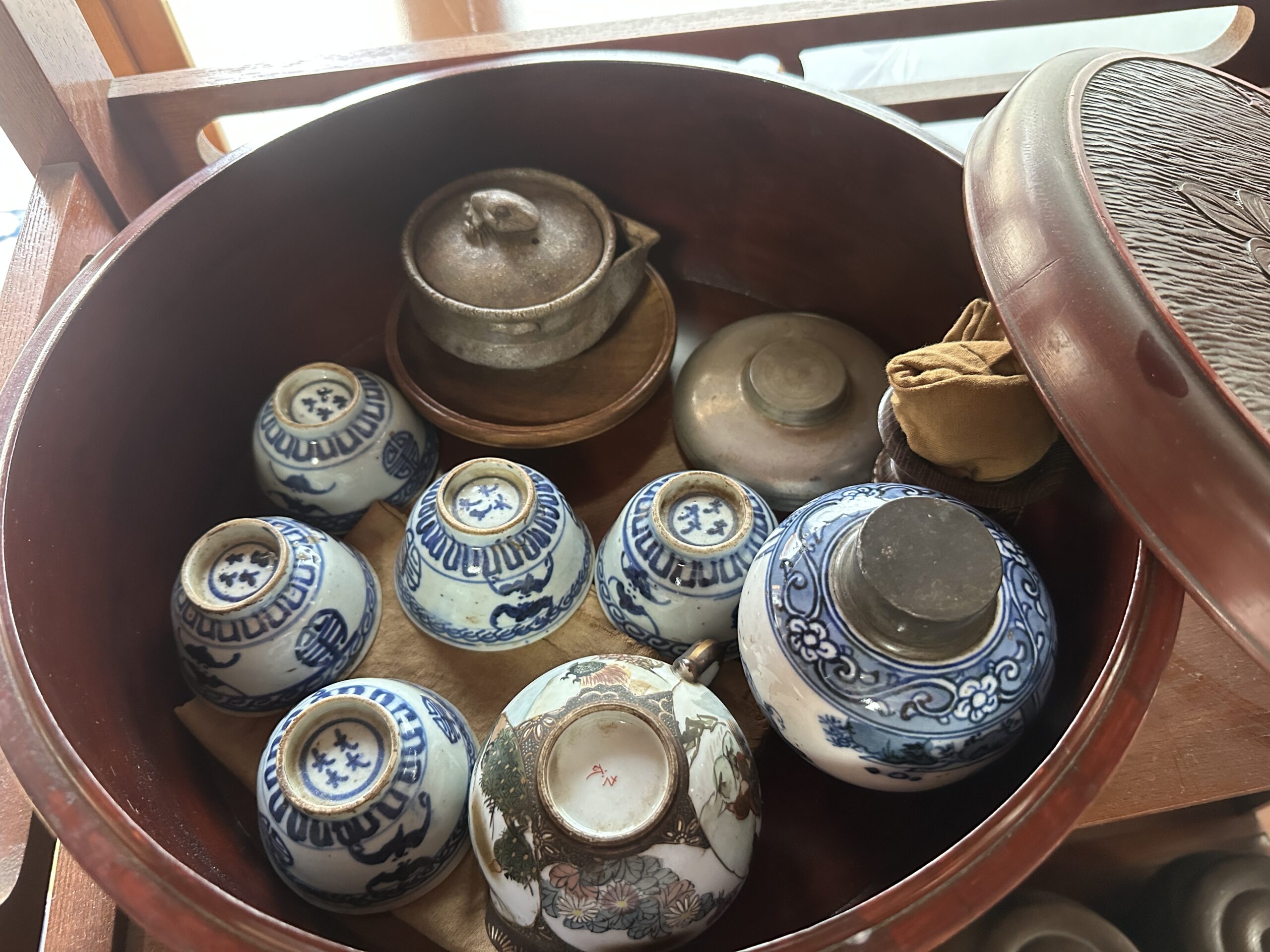 茶櫃に納められた染付の茶壺と錫製煎茶器
