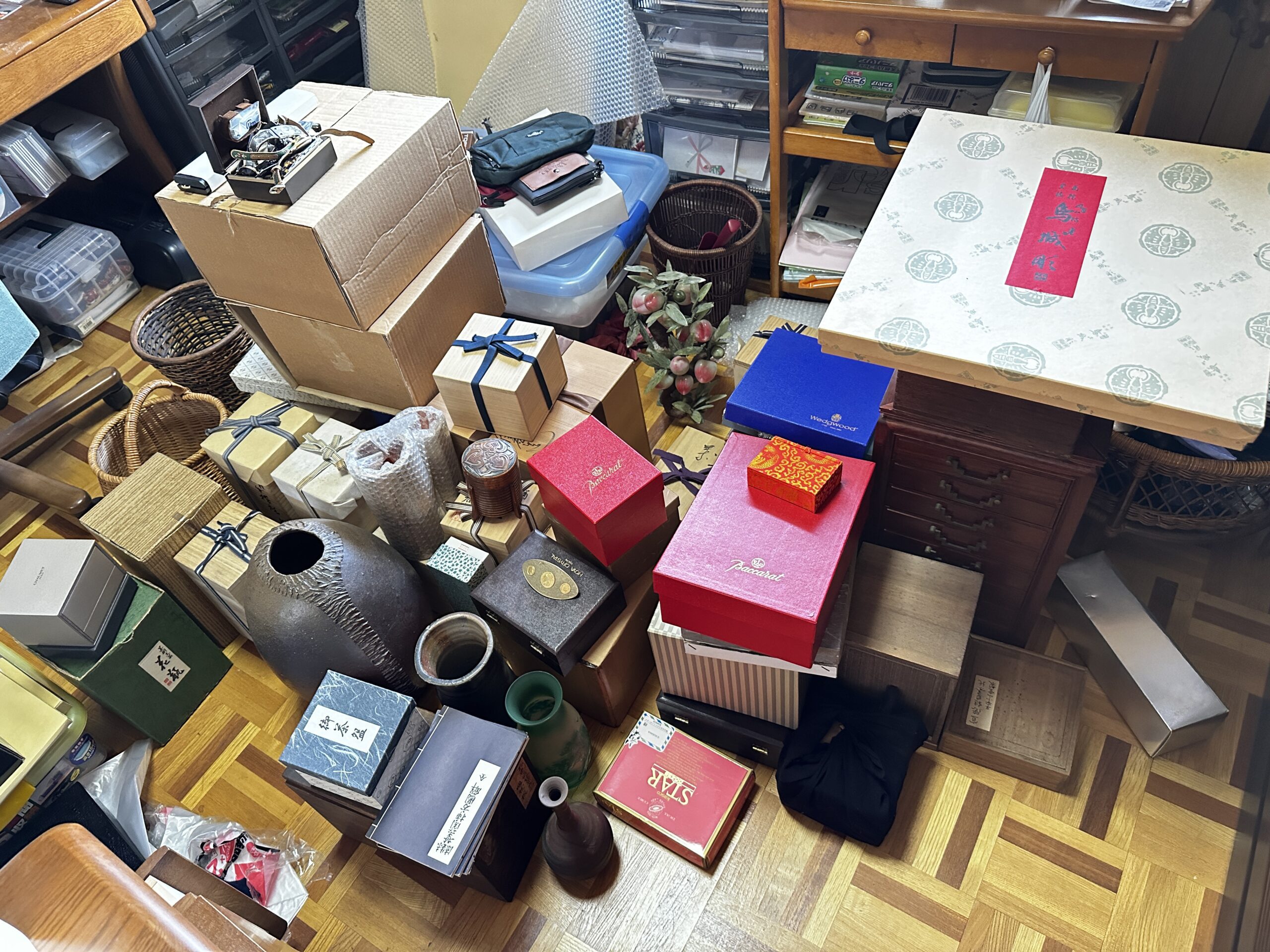 ウェッジウッドやバカラなど箱に入ったままの贈答品