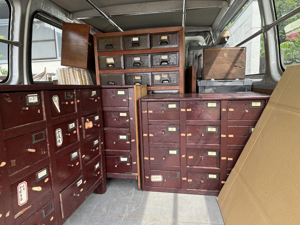 備前市の離れの遺品整理｜元薬局のお宅から西村春湖の備前焼と古い調剤道具