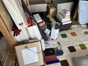 岡山市南区のマンションで遺品整理｜歌手DVD・ゲーム機・切手・装飾品の買取事例