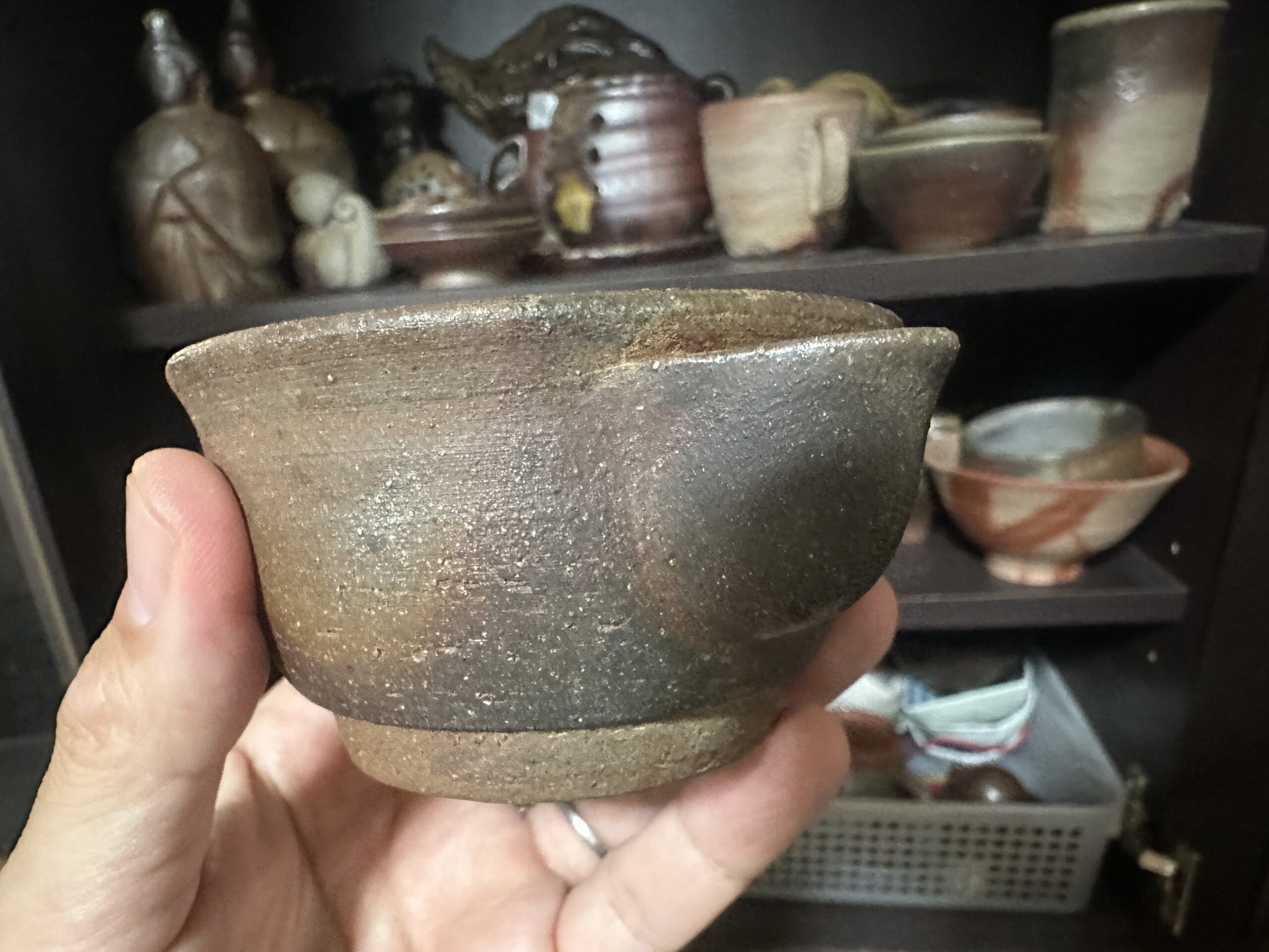 西村春湖作 備前焼宝瓶の側面