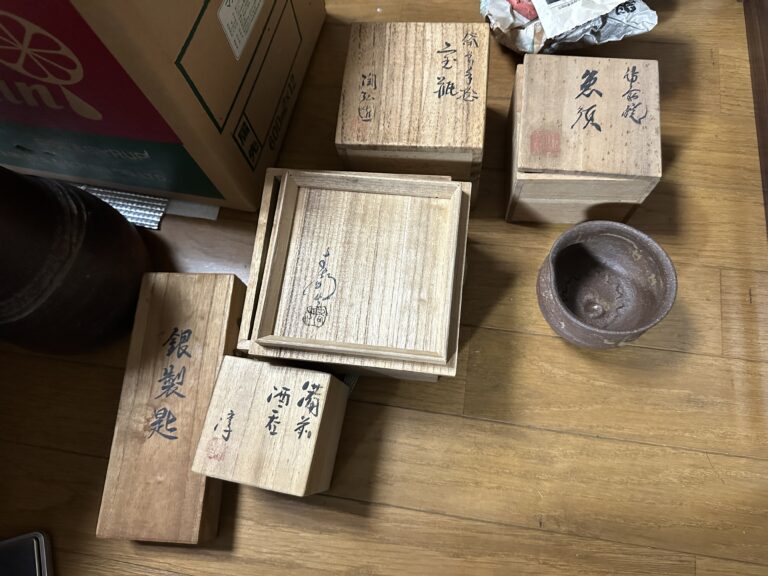 岡山市南区のお客様より、備前焼の宝瓶・茶碗・徳利ほか茶道具一式をお譲りいただきました|建て替えに伴うご整理事例