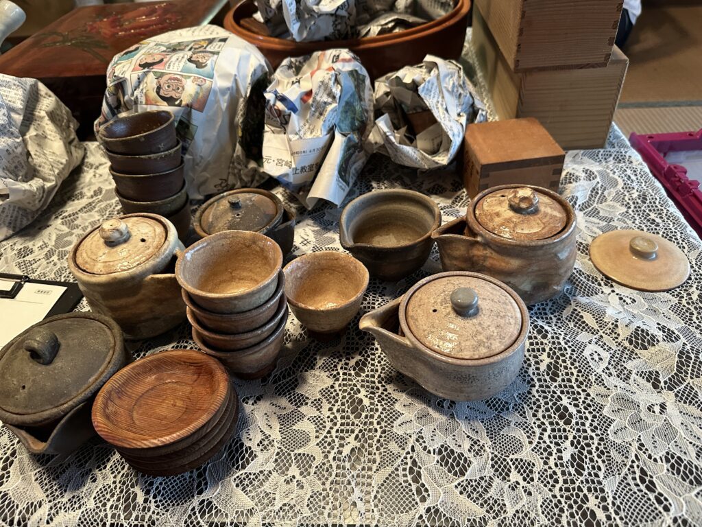 岡山県浅口市のお客様より、備前焼の煎茶道具一式と神棚のお品をお譲りいただきました|施設入居された叔父さまの生前整理事例