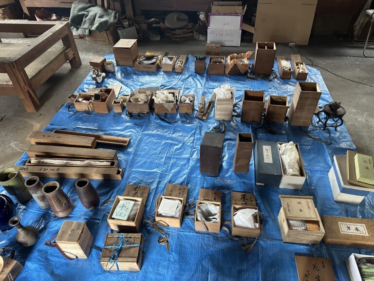 岡山市南区のお客様より、坂高麗左衛門の筒茶碗・中国の提梁壺ほか茶道具一式をお譲りいただきました|空き家お片付け事例